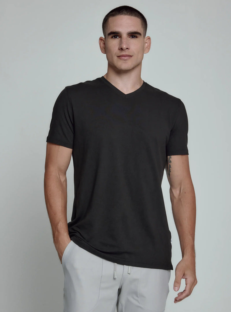 7Diamonds Core™ V-Neck Tee in Black